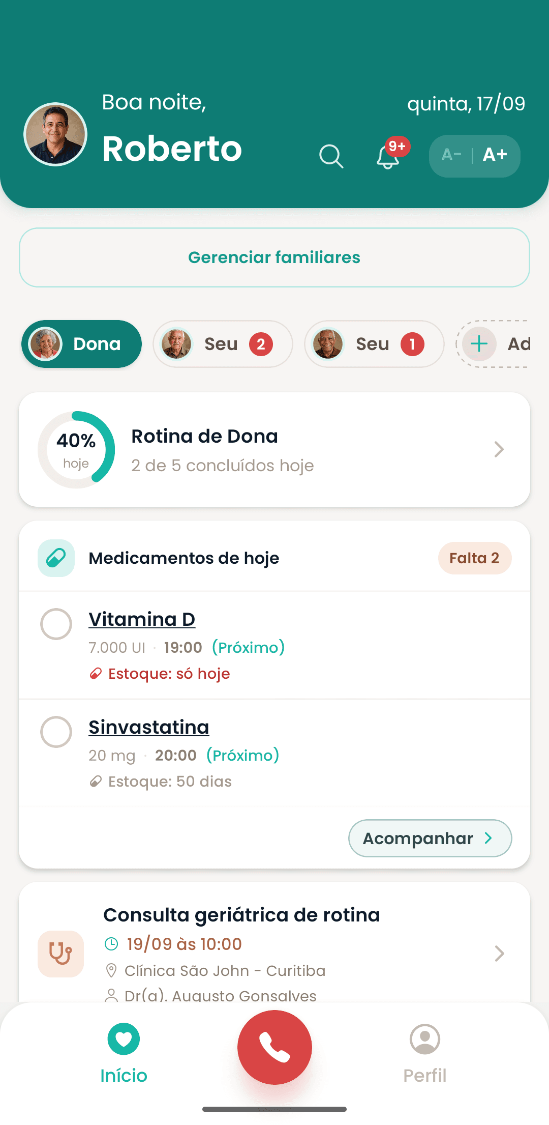 A tela inicial do aplicativo Mais Idade num celular, com a saudação, os familiares acompanhados e os medicamentos do dia.